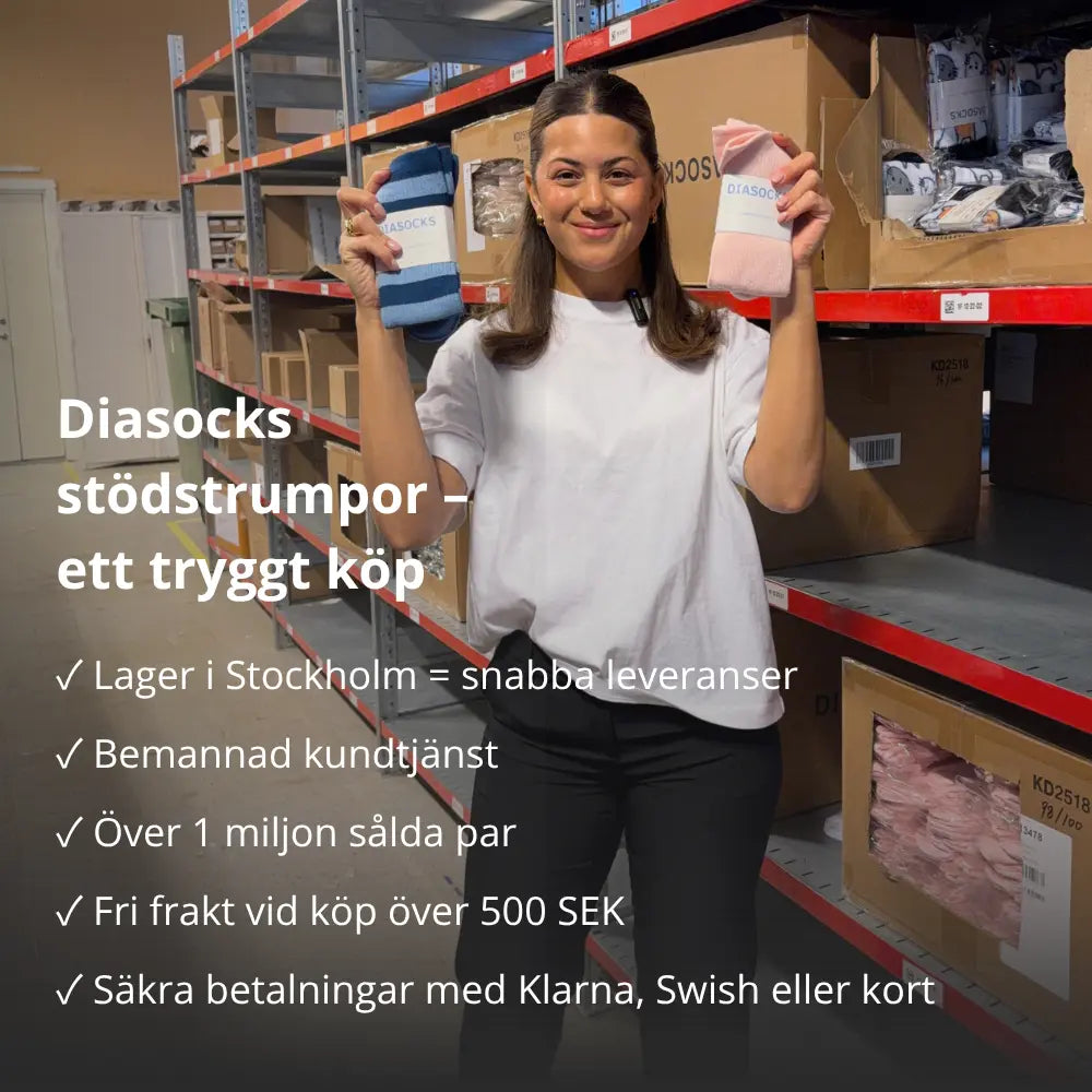 Diasocks-medarbetare håller upp stödstrumpor på lagret i Stockholm.
